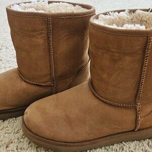 UGG® Classic Short II Waterproof Boot size 4 big Kid